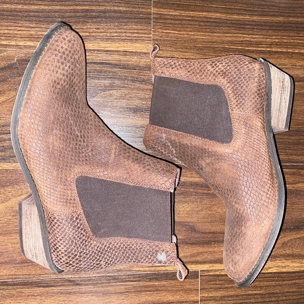 Brand new Roxy boots